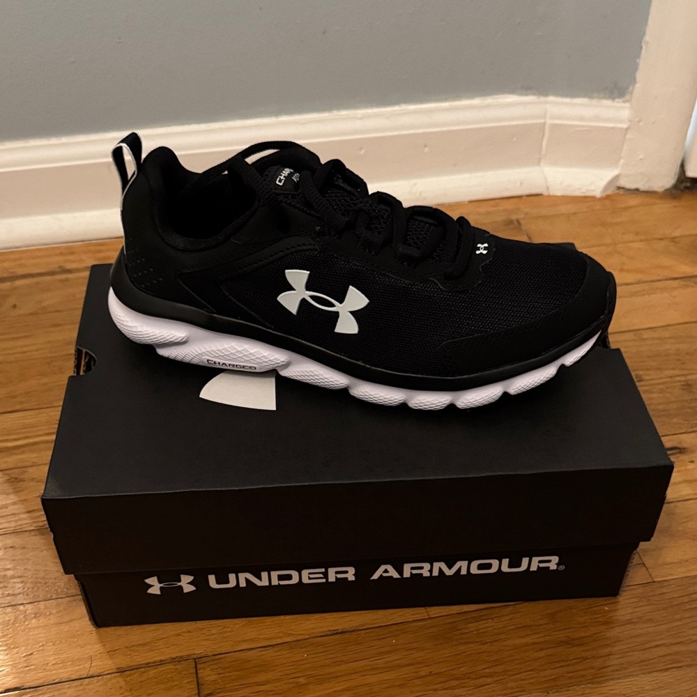 Under Armour Women’s Black and White Sneakers 7.5 New in box
